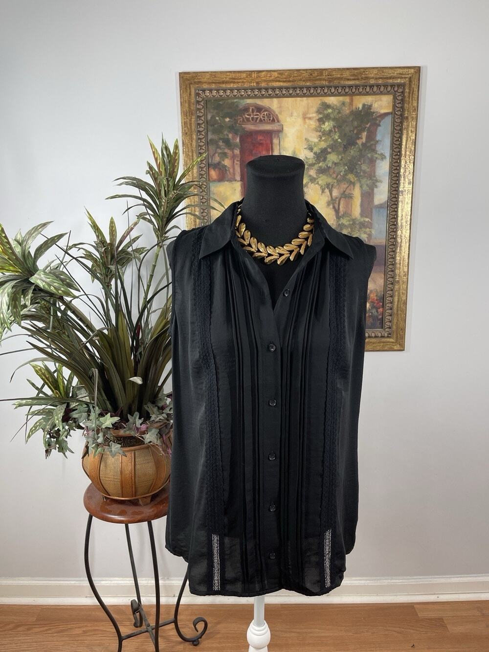 Cabi Black Sleeveless Blouse Small Lace Trim Pintuck Button Front Top